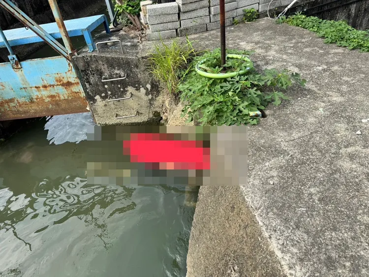 台中市清水區五福圳水閘門今天上午發現浮屍。民眾提供