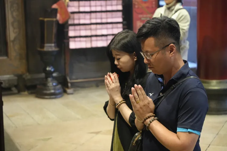 南投市長張嘉哲夫婦日前到拱天宮祈求白沙屯媽祖聖臨南投市，獲得3個聖筊。南投市公所提供