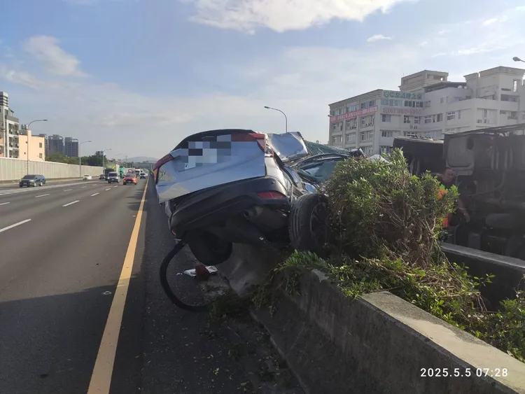 自小客失控撞擊半聯結車，造成連環撞及無辜2車。翻攝畫面