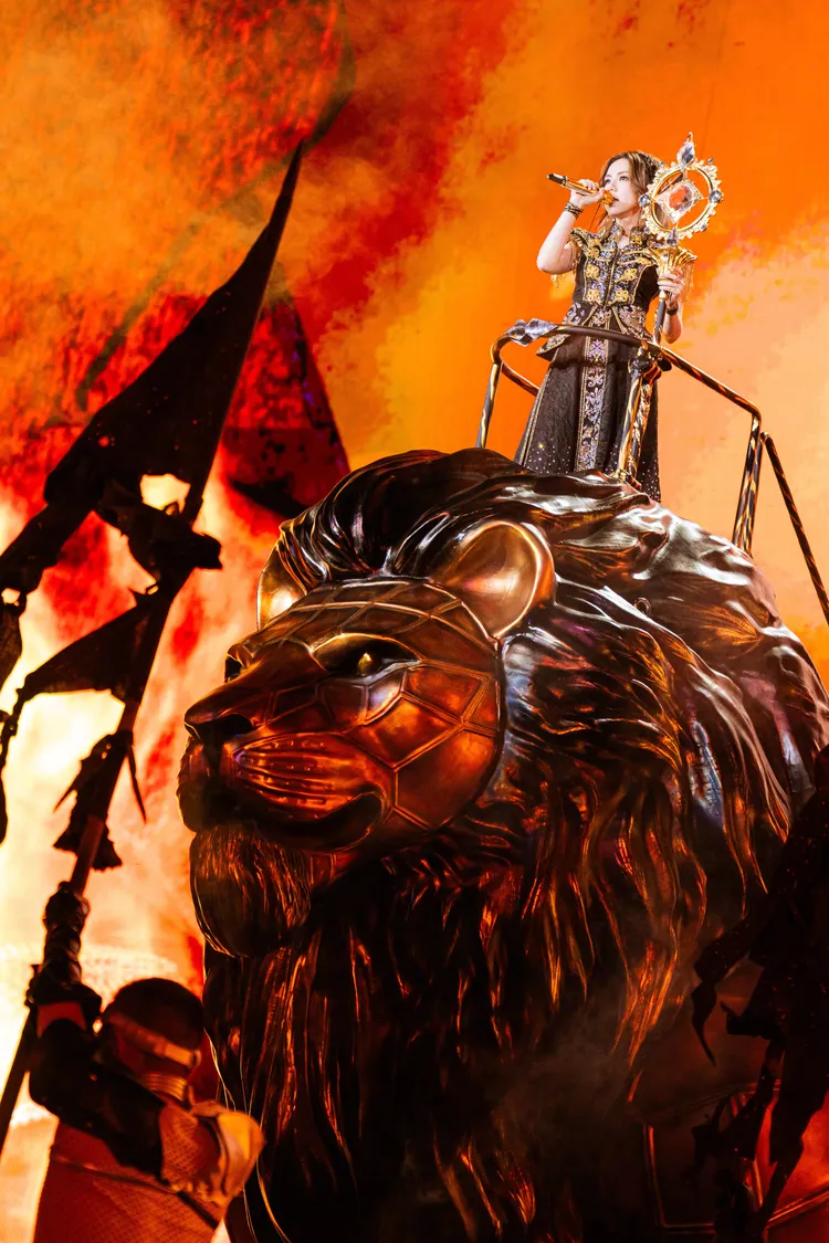 鄧紫棋演唱會打造女王氣勢。翻攝鄧紫棋微博