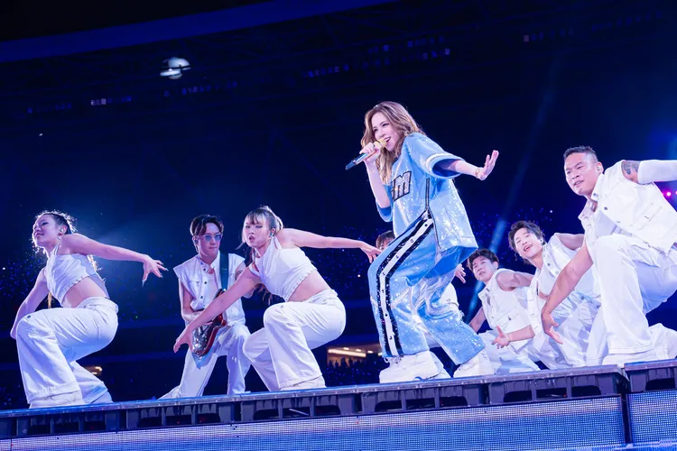 鄧紫棋載歌載舞。翻攝鄧紫棋微博