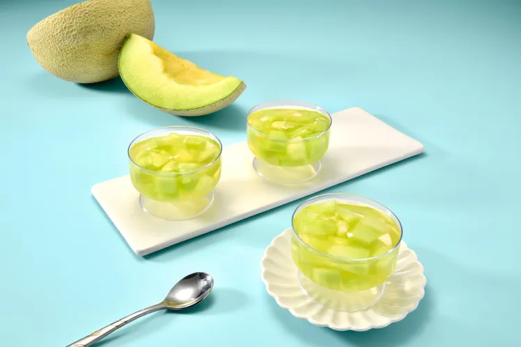 亞尼克Hello蜜瓜凍嚴選綠肉網紋哈密瓜，晶瑩剔透的果凍封存哈蜜瓜濃郁果香與脆甜，入口滑嫩沁涼，售價89元。業者提供