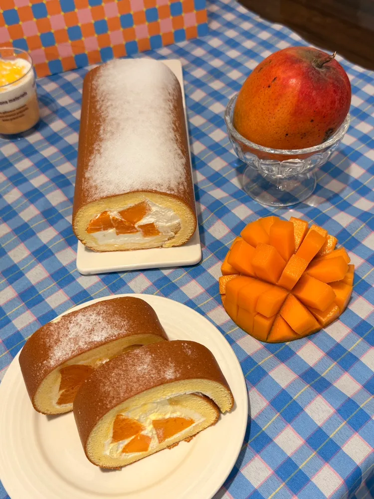 亞尼克新鮮芒果生乳捲指定使用屏東枋山盧家芒果，招牌北海道奶霜捲進金黃寶石的盛夏好滋味，售價565元。陳揚盛攝