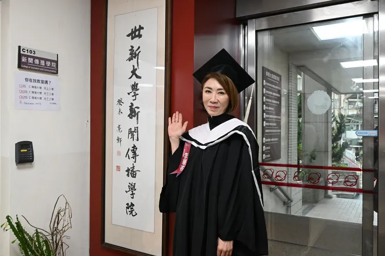 回顧重返校園的學習歷程，李翊君分享毅力是最大的收穫，也感謝師長與同儕支持。世新大學提提供