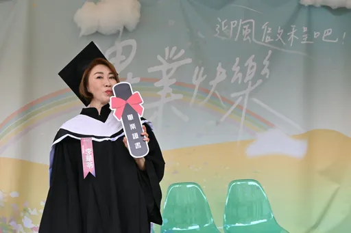 56歲李翊君畢業了!取得世新碩士學位 獲「傑出表現獎」
