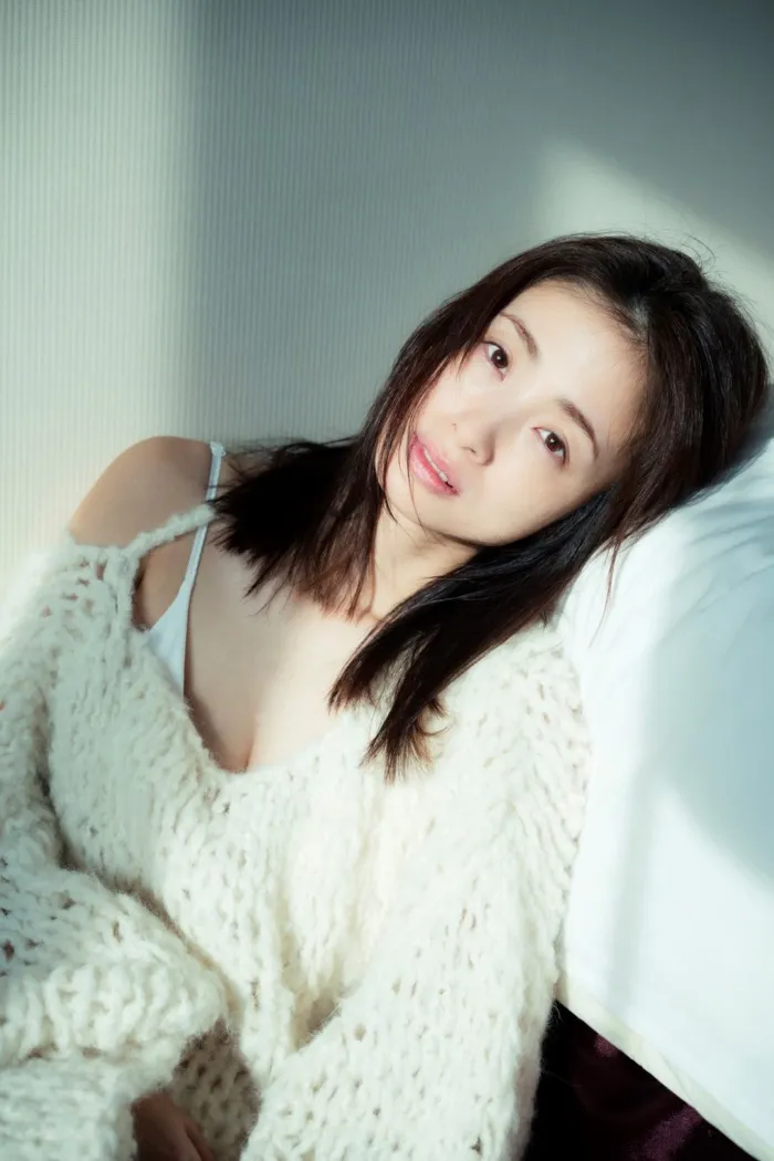 上戶彩剛睡醒模樣慵懶。翻攝TOKYO HEADLINE