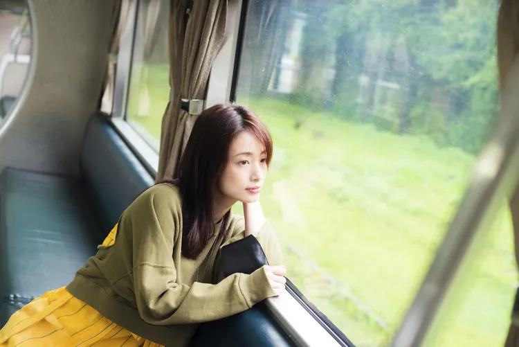 上戶彩在火車上拍攝。翻攝《日刊體育》