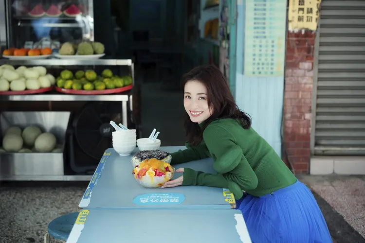 上戶彩品嘗水果剉冰。翻攝《日刊體育》