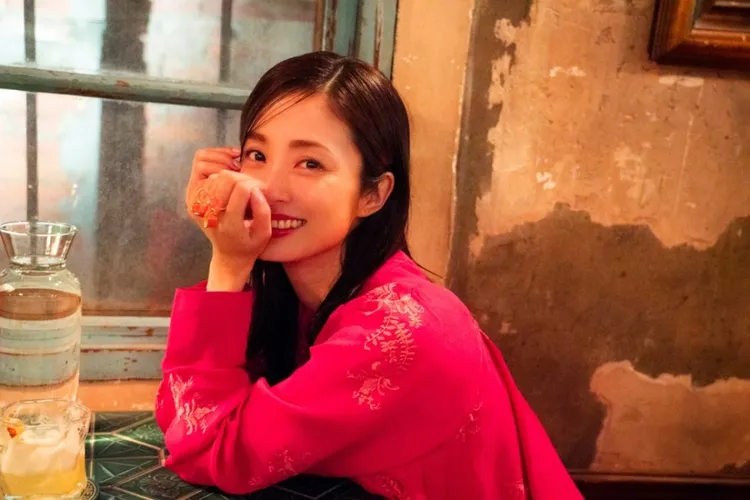 上戶彩坐在懷舊風的店裡。翻攝TOKYO HEADLINE