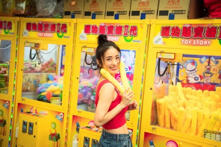 上戶彩玩夾娃娃機，開心展示戰利品。翻攝TOKYO HEADLINE