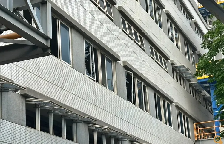 廠房內發生氣爆，玻璃幾乎都被震碎，掉落一地。消防局提供