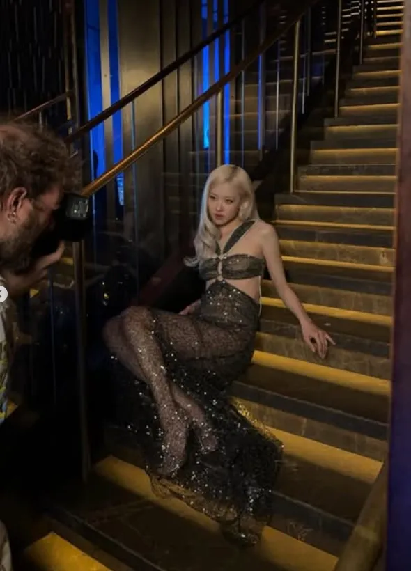 Rosé穿著Isabel Marant亮片鏤空禮服展現華麗性感樣貌。翻攝Rosé IG