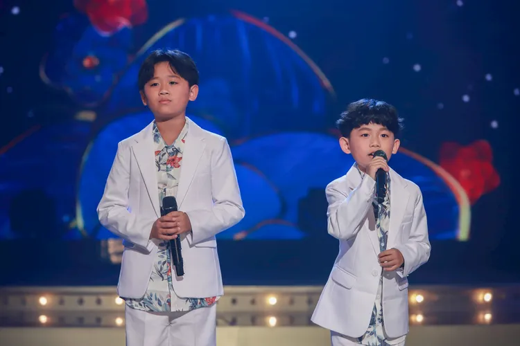 9歲周柏霖（左）與8歲周祐均。民視提供