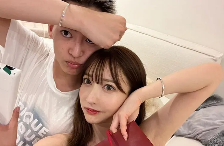 三山凌輝（左）曾與大2歲的服裝品牌社長大野茜里訂婚。翻攝X