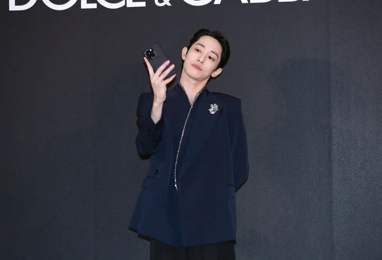 李洙赫拿起手機拍攝媒體和滿場粉絲。彭欣偉攝‘