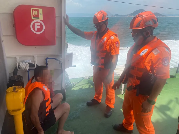 海巡人員查獲偷渡客。海巡署提供