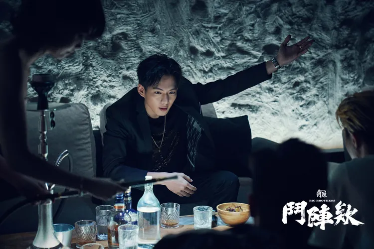 吳念軒飾演的「Billy」在《角頭—鬥陣欸》當中隸屬於南部勢力。曼尼娛樂提供