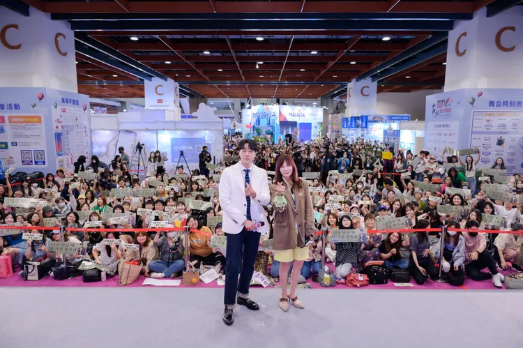 蘇志燮與上百粉絲合照。上聯國際展覽提供