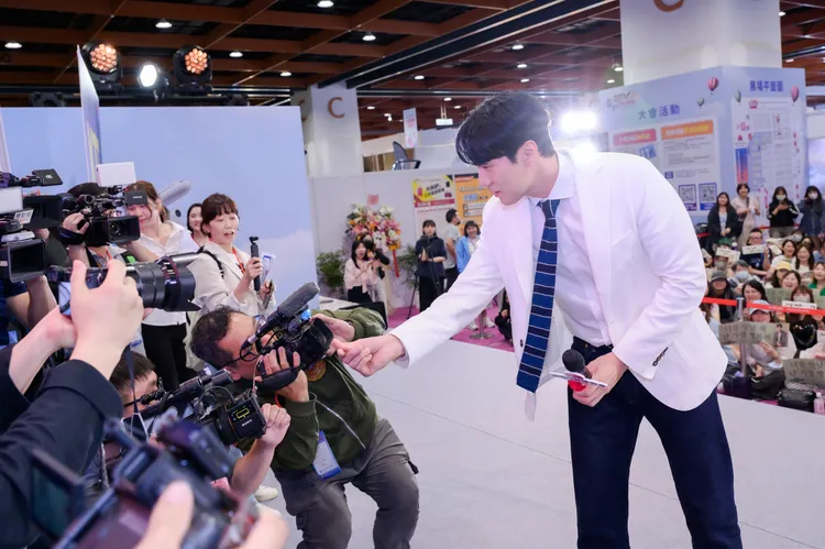 蘇志燮走進鏡頭比愛心。上聯國際展覽提供