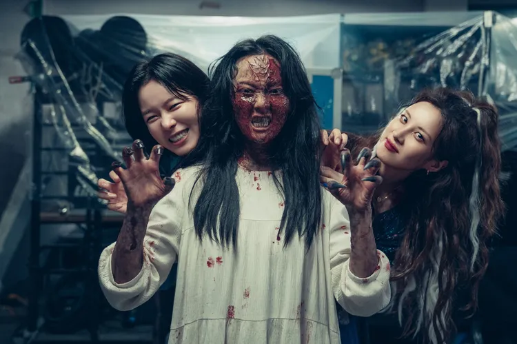 鄭知蘇（中）片中飾演景收真（左）的妹妹，被惡魔附身，找來徐玄驅魔。車庫娛樂提供