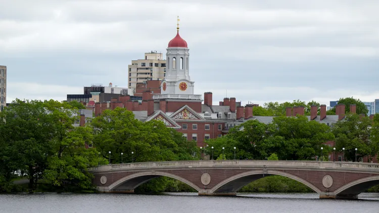 哈佛大學是美國頂級的常春藤盟校。路透社