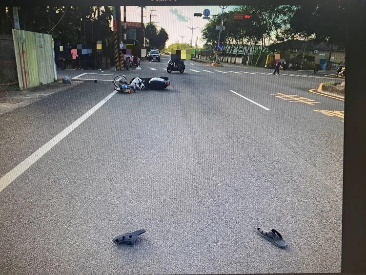 女大生闖紅燈急煞摔車，機車倒地滑行，撞到騎單車老翁。翻攝畫面