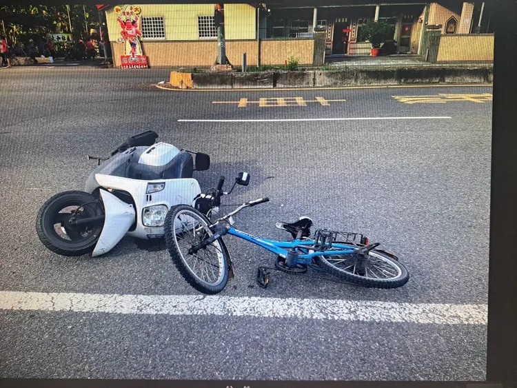 女大生闖紅燈急煞摔車，機車倒地滑行，撞到騎單車老翁。翻攝畫面