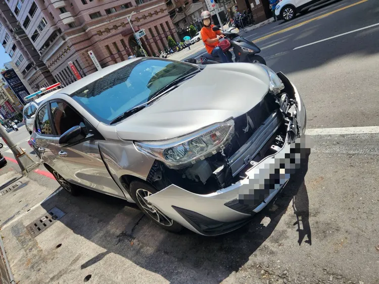 自小客車頭損害嚴重。翻攝畫面