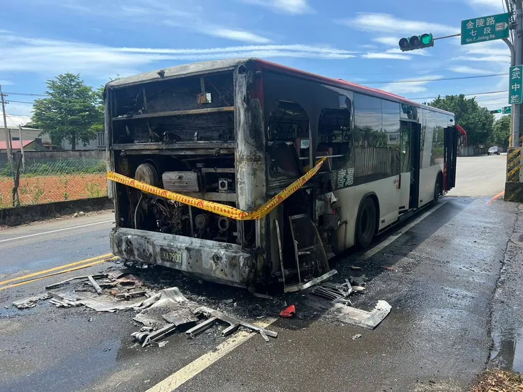 警消撲滅火勢。平鎮警分局提供