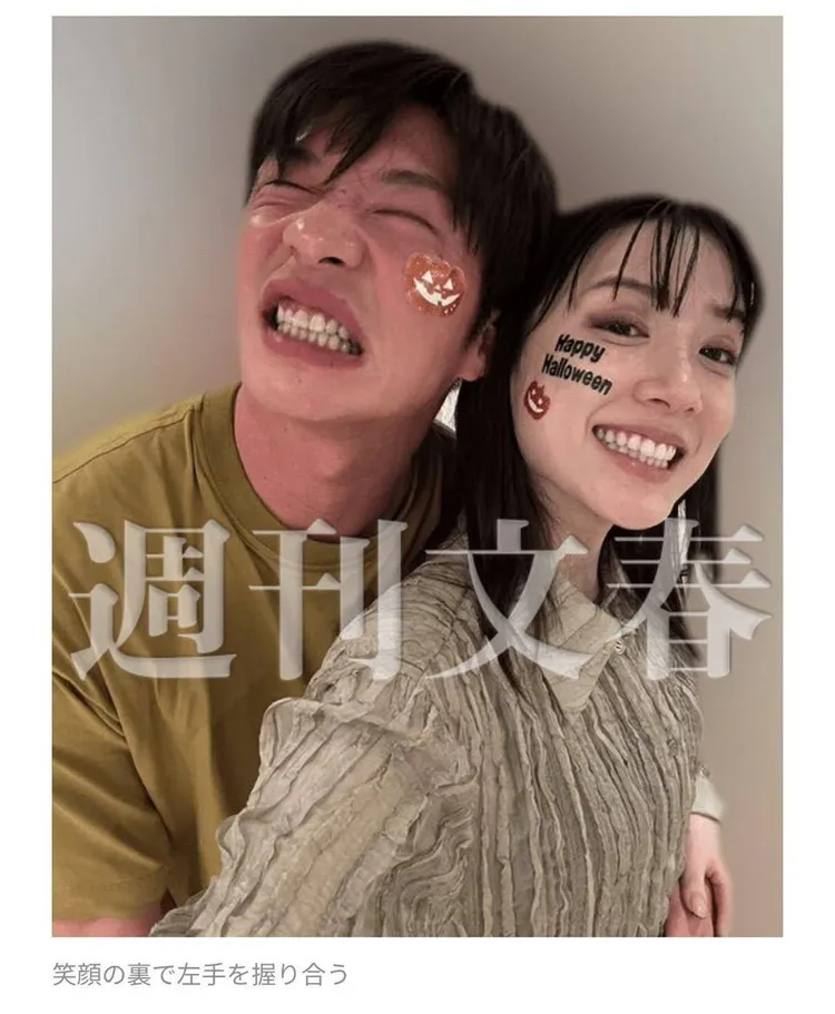 永野芽郁（右）和田中圭萬聖節貼臉自拍，週刊在第二次報導才呈現全圖，原來兩人還有摸手。翻攝週刊文春