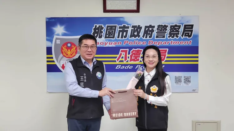 八德警分局長王鉉仁致送警察媽媽康乃馨等祝福母親節快樂。八德警分局提供