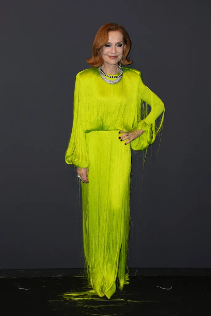 法國傳奇影后Isabelle Huppert以BALENCIAGA禮服搭配De Beers珠寶。美聯社