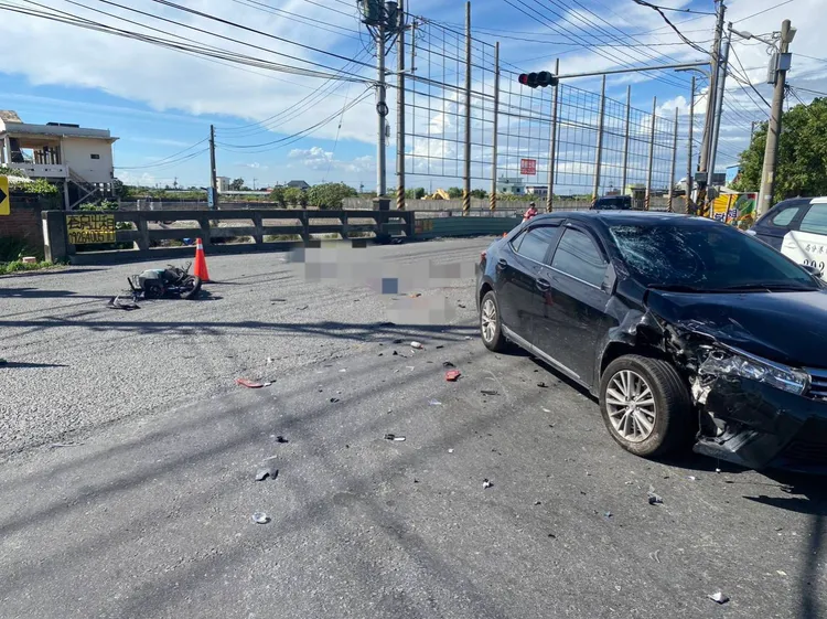 蔡姓少年騎車直行，與左轉的林男轎車發生碰撞。翻攝照片
