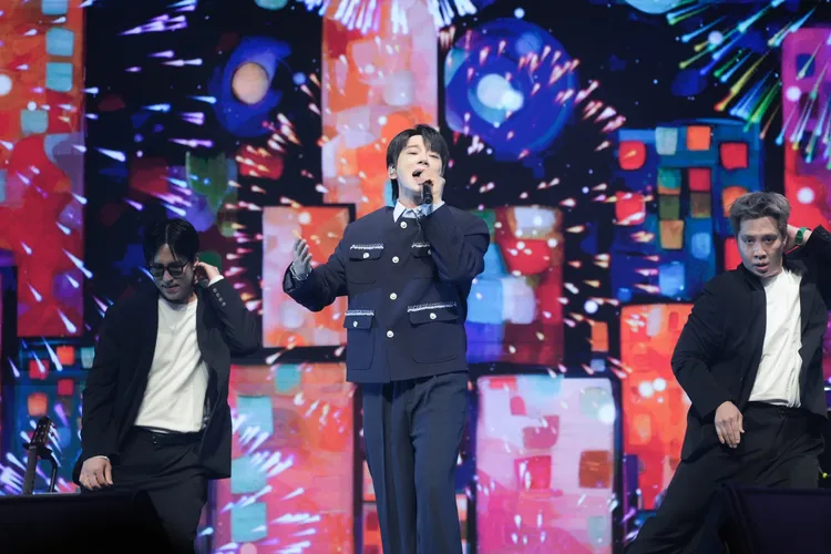 黃致列又唱又跳，放送擦過汗的原味毛巾。讀者提供