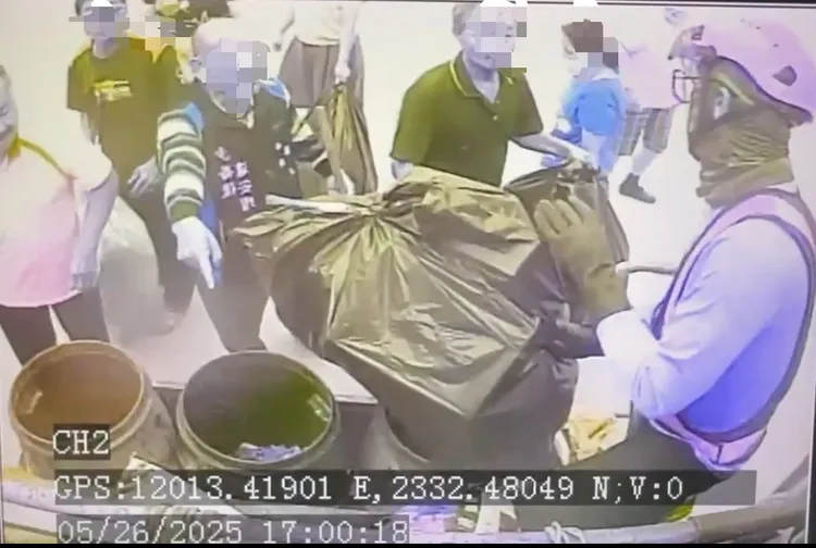 老翁攻擊清潔隊員還出言碎碎念。公所提供