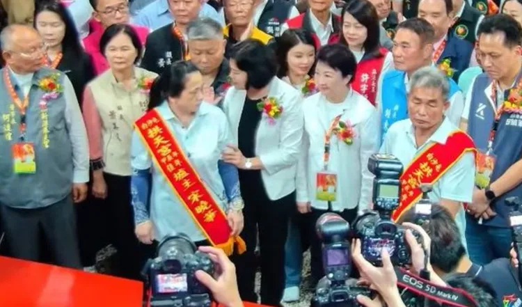 張麗善移開爐主畫面被網友罵翻。翻攝白沙屯媽祖網路電視台