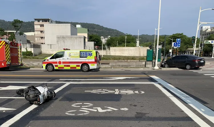 轎車被撞後衝到人行道，還好沒有波及行經的輕軌列車。民眾提供