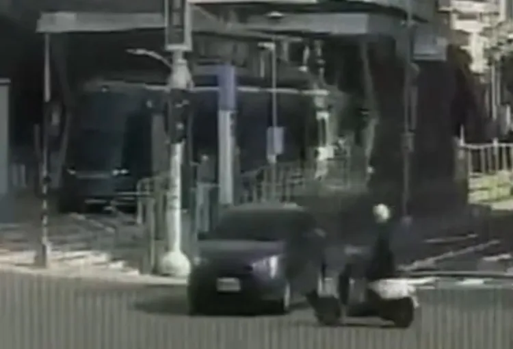 車禍發生當下，輕軌列車正好經過。翻攝照片
