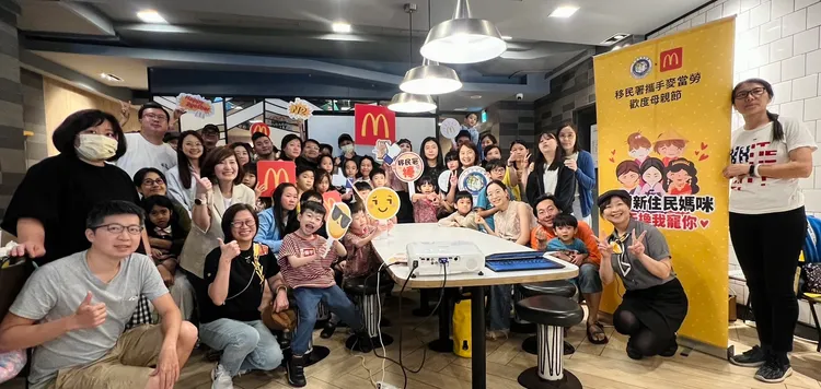 移民署攜手麥當勞與新住民家庭歡慶母親節。移民署提供