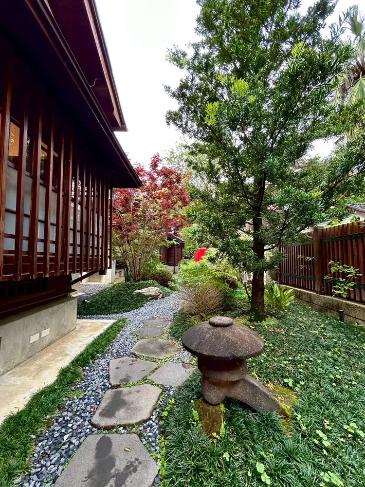 箱庭 山本屋擁有植物庭院的寧靜氛圍，木造的老屋建築彷彿是在山林裡的休憩處。業者提供