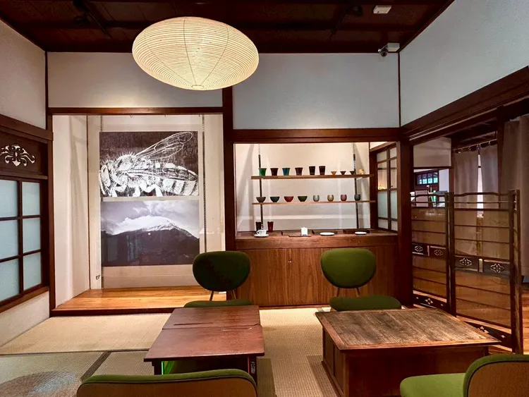 「箱庭 山本屋」取自日文「箱庭（はこにわ / hakoniwa）」，原是江戶末期至明治時期流行的縮景藝術，即在小巧的箱中精緻擺放人偶、庭園、建築，營造出一個理想且完整的小世界。業者提供