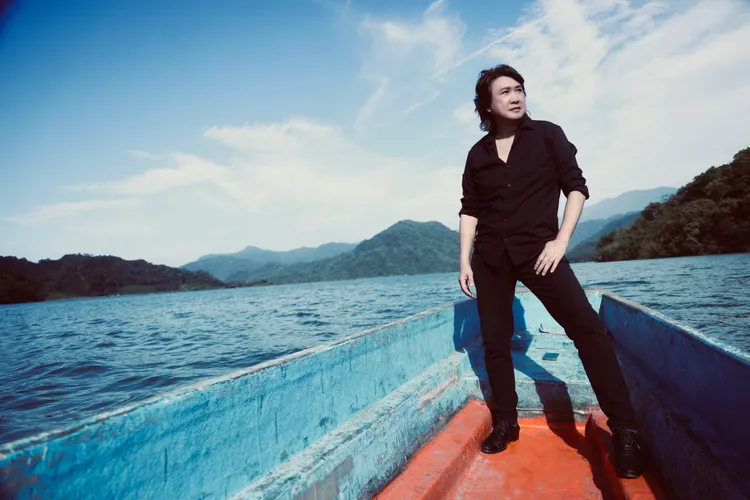 周治平為了這次音樂專輯拍攝，連續幾日的上山下海。尚時代文創娛樂提供