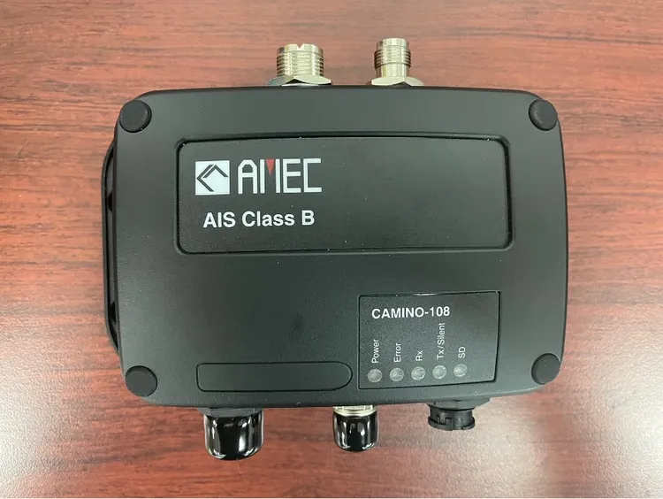 AIS系統可有效強化船舶間識別與通聯能力，協助避碰並即時通報海上事故資訊，是提升航行安全與搜救效率的重要工具。航港局提供