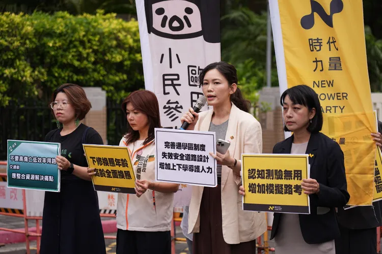 時代力量、台灣基進、小民參政歐巴桑聯盟、台灣綠黨於行政院前召開「高齡換照別打假球，定期回訓淘汰危險駕駛」記者會。彭欣偉攝