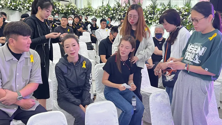 楊繡惠現身告別式為江泳錡加油打氣，自己也哭到不行。鮮明攝