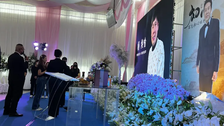 江泳錡以護喪妻身分對著楊煥靈前致詞。鮮明攝