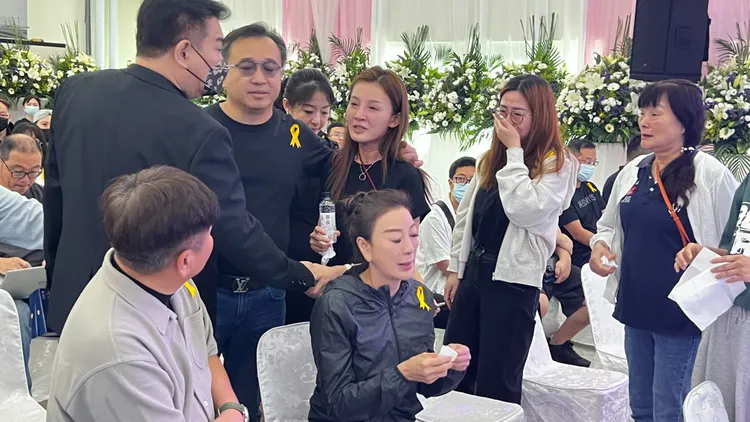 藝人白雲（左戴口罩）、楊繡惠到場向江泳錡致意。鮮明攝