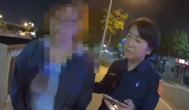 台中市警六分局工業區派出所長陳靖宣（右），帶高姓女車手回派出所。民眾提供