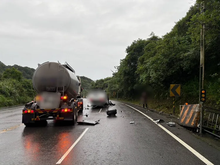 一部槽車意外被波及，所幸槽車駕駛未受傷。翻攝照片