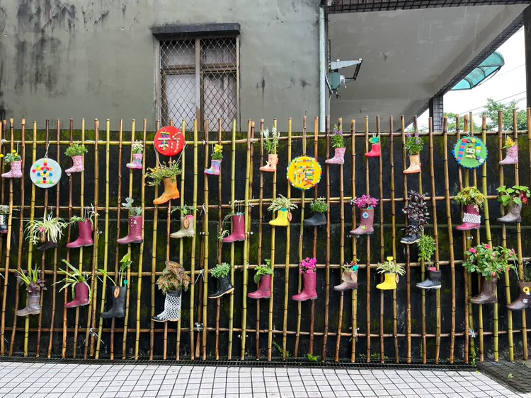 「風履新生裝置藝術」展現出八賢里居民對家園的深厚情感及不屈不撓的韌性與創造力。公所提供